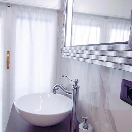 Wh - Nina - Bilocale - Centro - 1 Minuto Da Via Matteotti - Wifi Apartment